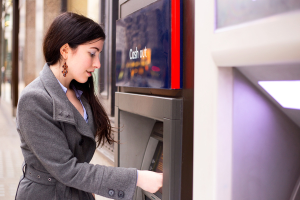 Frau am Geldautomaten
